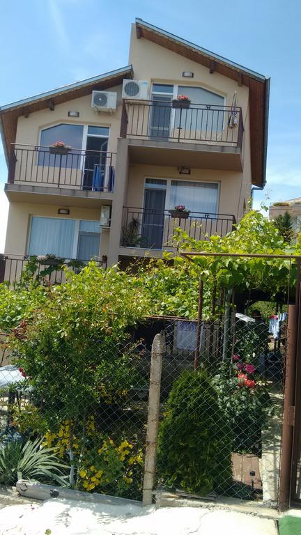 Faina Guest House レゾヴォ エクステリア 写真