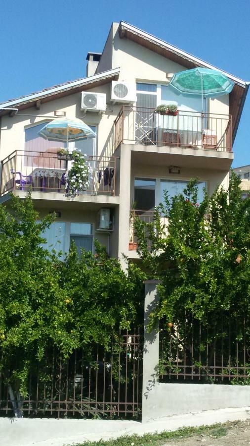 Faina Guest House レゾヴォ エクステリア 写真